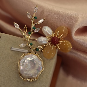 Baroque Pearl Brooch, Flower Brooch, Handmade Jewelry, Designer Pin, Sweater Pin, Scarf Accessory, Gifts for Mom
