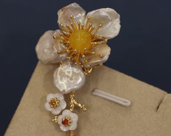 Baroque Pearl Flower Brooch – Handmade 14K Gold Vintage Rococo Pin – Nature-Inspired Jewelry, Elegant Gift for Women, Retirement Gifts