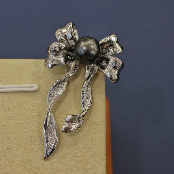 Silver Bow Brooch With Tahitian Black Pearl and Crystals  display picture 3