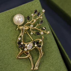 Gold Reindeer Brooch, White Luster Freshwater Pearl Pin, Christmas Holiday Jewelry, Elegant Festive Deer Brooch, Unique Winter Gift for Mom