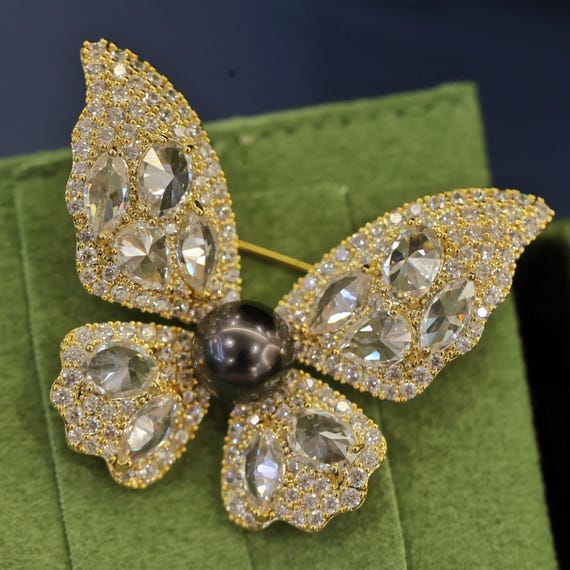 Gold Butterfly Brooch With Tahitian Black Pearl and Clear  display picture 1