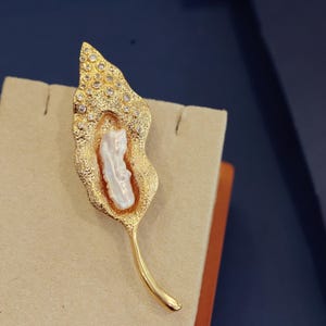Handcrafted Baroque Pearl  Brooch, Sweater Brooch, Gold-Plated Vintage Pin, Baroque Jewelry, Perfect for Mother&#39;s Day, Gifts for Her