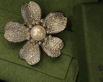 White Freshwater Pearl Flower Brooch, Elegant Suit Lapel Pin, Statement Floral Jewelry, Wedding Brooch for Women, Mother’s Gift