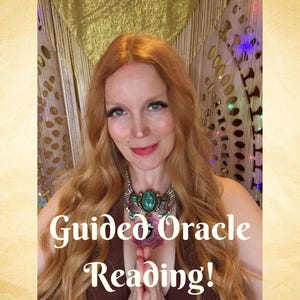 Puede incluir: Una mujer con el pelo largo y rojo lleva una blusa marrón y un collar de plata con un colgante de piedra verde. El texto "Guided Oracle Reading!" está escrito en letras blancas sobre un fondo marrón.