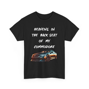 Könnte beinhalten: Schwarzes T-Shirt mit weißem Text, der "Heavens in the back seat of my Commodore" lautet, und einem schwarzen Autobild.