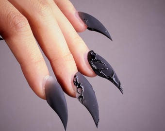 黒の彫刻が施されたドラゴンの爪のプレスオンネイル | 3Dゴシック 