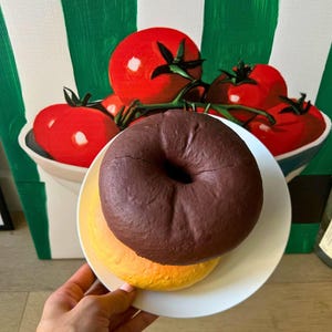 Süßer zweifarbiger Käse-Bagel Squishy - Langsam aufsteigendes Fake-Food-Spielzeug, Original & Schokoladengeschenk