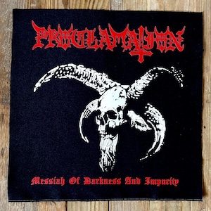 Peut inclure: Écusson carré noir avec le mot "PROCLAMATION" en rouge, en lettres gothiques. Une illustration blanche d'un crâne avec des cornes et des ailes est centrée sous le texte. Le texte "Messiah Of Darkness And Impurity" est en bas.