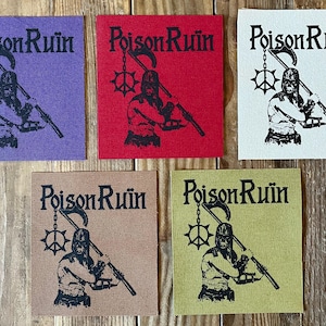Puede incluir: Cinco parches cuadrados de tela con el texto "Poison Ruin" sobre una ilustración negra de una figura sosteniendo una guadaña y un símbolo encadenado. Los parches son de color morado, rojo, blanco, marrón y verde oliva.
