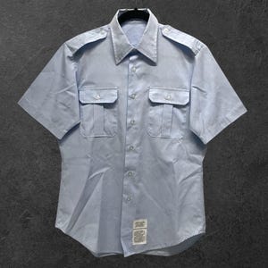 Puede incluir: Un juego de tres tazas de cerámica con un acabado mate moteado. Las tazas son en tonos crema, gris claro y gris oscuro. Cada taza tiene un diseño simple y minimalista, ideal para café o té.