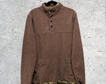 Jersey de forro polar con cuello alto y botones laterales, de Realtree By Colosseum, con ribete de camuflaje // M