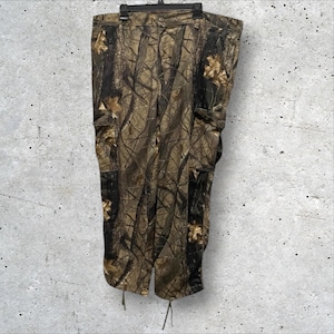 Puede incluir: Un juego de tres tazas de cerámica con un acabado moteado y mate. Las tazas son en tonos crema, gris claro y gris oscuro. Cada taza tiene un diseño simple y minimalista, ideal para café o té.