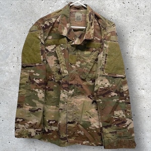 Könnte beinhalten: Ein rustikales Holzschild mit dem Text "Welcome to our home" in weißer Schrift. Das Schild hat eine Used-Optik und ein schlichtes, einladendes Design, ideal für eine Veranda oder einen Eingangsbereich.