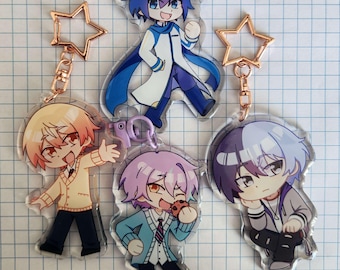 Puede incluir: Cinco llaveros de personajes de estilo anime. Cada llavero presenta un personaje diferente con colores de cabello y atuendos únicos. Los llaveros tienen cierres en forma de estrella de color dorado y están hechos de acrílico transparente.