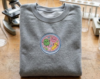 Sudadera bordada de microbiología, sudadera con capucha de bacterias adorables, regalo de laboratorio con placa de Petri, regalo para estudiantes de ciencias, ropa para microbiólogos