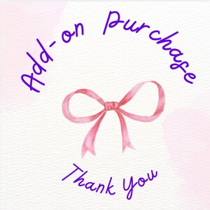 Könnte beinhalten: Aquarell-Illustration mit einer rosa Schleife und den Schriftzügen "Add-on purchase" und "Thank you" in lila Schrift. Das Design ist vor einem weißen und rosa Farbverlaufshintergrund platziert und erzeugt eine weiche, künstlerische Ästhetik.