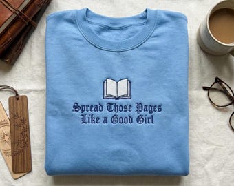 Sweat-shirt livresques épicé brodé, cadeau de lecteur romanesque sombre, sweat à capuche Spread These Pages, vêtements Bookish Tropes, vêtements de lecteur Smut