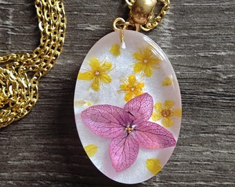 Collar con colgante de resina de flores auténticas: joyería botánica ovalada, regalo natural hecho a mano.