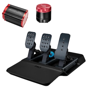 Op de afbeelding: Een zwart en rood SIMAGIC-apparaat, een rood en zwart cilindrisch apparaat en een zwarte pedaalset met drie pedalen. De pedaalset heeft het woord "PRO" op de basis gedrukt.