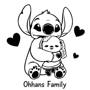 Puede incluir: Dibujo en blanco y negro de Stitch de Lilo & Stitch sosteniendo una mu&ntilde;eca peque&ntilde;a con el texto "Ohhans Family" debajo.