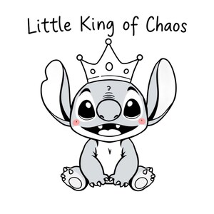 Puede incluir: Un personaje de dibujos animados Stitch con una corona y el texto "Little King of Chaos" encima. Stitch est&aacute; sentado con una gran sonrisa y tiene las mejillas rosadas.