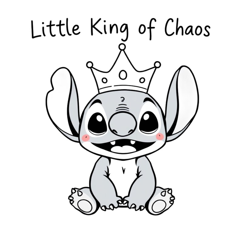 Puede incluir: Un personaje de dibujos animados Stitch con una corona y el texto "Little King of Chaos" encima. Stitch est&aacute; sentado con una gran sonrisa y tiene las mejillas rosadas.
