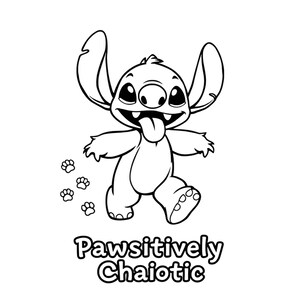 Puede incluir: Un dibujo en blanco y negro de Stitch, un personaje alien&iacute;gena azul de la pel&iacute;cula de Disney Lilo & Stitch, con una gran lengua que sobresale. Stitch est&aacute; caminando y dejando huellas de patas detr&aacute;s de &eacute;l. El texto "Pawsitively Chaiotic" est&aacute; escrito debajo de Stitch.