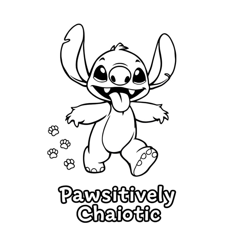 Puede incluir: Un dibujo en blanco y negro de Stitch, un personaje alien&iacute;gena azul de la pel&iacute;cula de Disney Lilo & Stitch, con una gran lengua que sobresale. Stitch est&aacute; caminando y dejando huellas de patas detr&aacute;s de &eacute;l. El texto "Pawsitively Chaiotic" est&aacute; escrito debajo de Stitch.