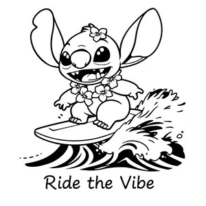 Puede incluir: Una ilustraci&oacute;n de dibujos animados en blanco y negro de Stitch, un personaje alien&iacute;gena azul de la pel&iacute;cula de Disney Lilo & Stitch, montando una tabla de surf en una ola. Stitch lleva un collar de flores y tiene una expresi&oacute;n feliz en su rostro. El texto "Ride the Vibe" est&aacute; escrito debajo de la imagen.