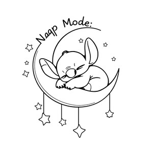 Puede incluir: Dibujo en blanco y negro de un personaje de dibujos animados durmiendo en una luna creciente. La luna tiene estrellas colgando de ella. El texto "Nap Mode:" est&aacute; por encima de la luna.