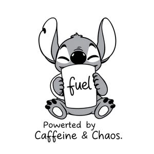Puede incluir: Un personaje de dibujos animados de Stitch sosteniendo una taza blanca con la palabra "fuel" escrita en ella. El texto debajo de la imagen dice "Powered by Caffeine & Chaos."