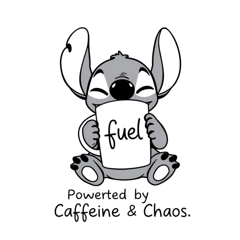 Puede incluir: Un personaje de dibujos animados de Stitch sosteniendo una taza blanca con la palabra "fuel" escrita en ella. El texto debajo de la imagen dice "Powered by Caffeine & Chaos."