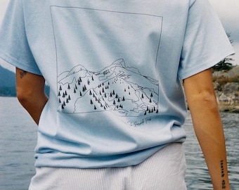 ブラックタスク柄バックプリントTシャツ｜太平洋岸北西部の山岳風景グラフィックTシャツ｜背面デザインラインアート｜BCハイカーへのギフト｜ガリバルディアパレル