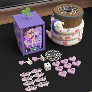 Könnte beinhalten: Eine lila Box mit einem grünen herzförmigen Griff, einer Karte und verschiedenen Spielsteinen. Die Karte zeigt eine farbenfrohe Illustration einer Figur. Weitere Teile sind herzförmige Spielsteine, ein Würfel und ein schlangenförmiger Behälter.