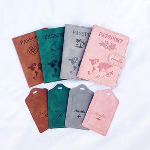 以下が含まれることがあります： 茶色、緑、グレー、ピンクなど、さまざまな色のパスポートケースとラゲッジタグのコレクション。各パスポートケースには世界地図のデザインと「PASSPORT」の文字が施されています。ラゲッジタグは「Amelia」という名前でパーソナライズされています。