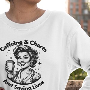 Sweater met cafeïne en grafieken, vrouwen in geneeskunde comfortkleuren 1566 ronde hals, cadeau medische waardering, retro trui gezondheidszorgwerker