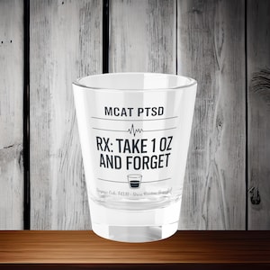 MCAT PTSD ショットグラス 面白い医学生へのギフト MCAT 生存者用 1オンス飲んで医学部受験を忘れよう ユーモアのあるドリンクウェア mcat パーティーギフト