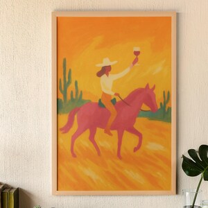 Sztuka ścienna „Kowbojka” – nadruk z motywem wina w stylu zachodnim – wyrazista, kolorowa sztuka jazdy konnej – wystrój w stylu boho w stylu południowo-zachodnim – pobieranie cyfrowe, kowbojka z wybrzeża