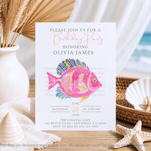 K&ouml;nnte beinhalten: Eine wei&szlig;e, rechteckige Geburtstagseinladungskarte mit einer Illustration eines rosa und blauen Fisches. Der Text lautet: PLEASE JOIN US FOR A Birthday Party HONORING OLIVIA JAMES, JUNE 28 AT 2:00 PM, THE COASTAL CAFE 123 BEACH ROAD SAN DIEGO, CA 92101 RSVP TO MIA AT 555-123-4567.