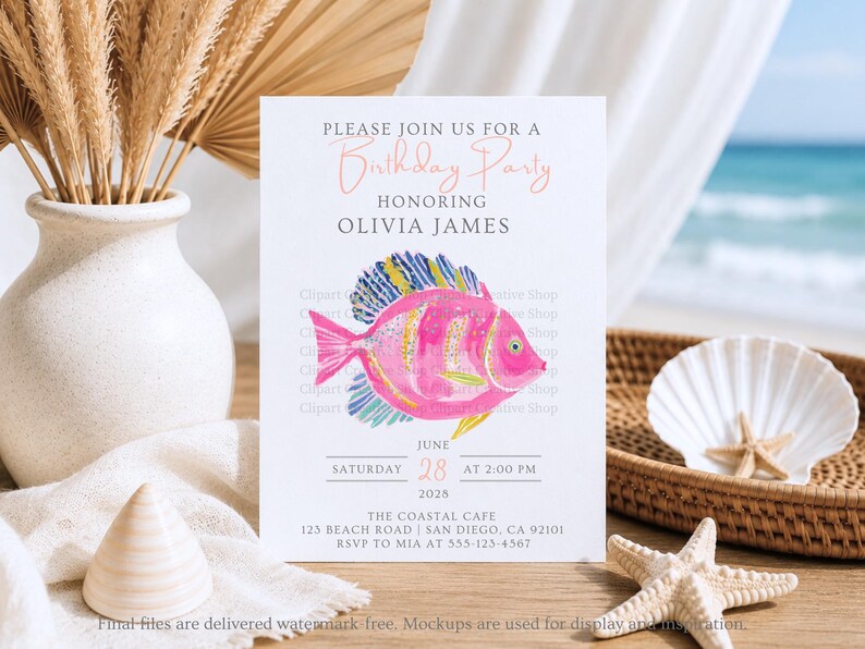 K&ouml;nnte beinhalten: Eine wei&szlig;e, rechteckige Geburtstagseinladungskarte mit einer Illustration eines rosa und blauen Fisches. Der Text lautet: PLEASE JOIN US FOR A Birthday Party HONORING OLIVIA JAMES, JUNE 28 AT 2:00 PM, THE COASTAL CAFE 123 BEACH ROAD SAN DIEGO, CA 92101 RSVP TO MIA AT 555-123-4567.
