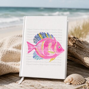 K&ouml;nnte beinhalten: Ein wei&szlig;es Notizbuch mit festem Einband und einer leuchtend rosa Fischillustration auf dem Cover. Der Fisch hat gelb-blau gestreifte Flossen, ein gelbes Auge und goldfarbene Akzente. Der Text Clipart Creative Shop ist im Hintergrund wiederholt.