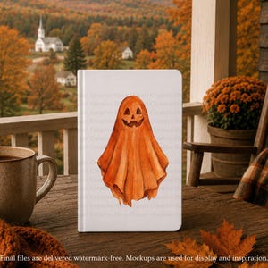 Puede incluir: Un cuaderno blanco con una ilustraci&oacute;n en acuarela de un fantasma naranja con una cara de calabaza tallada. El fantasma tiene una cabeza puntiaguda y pliegues de tela drapeados, centrados en la portada del diario rectangular encuadernado.