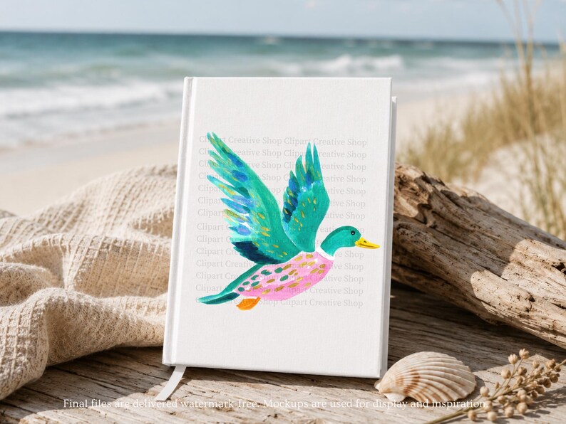 Op de afbeelding: Een wit notitieboek met een aquarelillustratie van een vliegende eend met levendige blauwgroene vleugels, een roze lichaam met gouden accenten en een gele snavel. De kaft toont een herhalend watermerk-tekstpatroon over het centrale grafische deel.