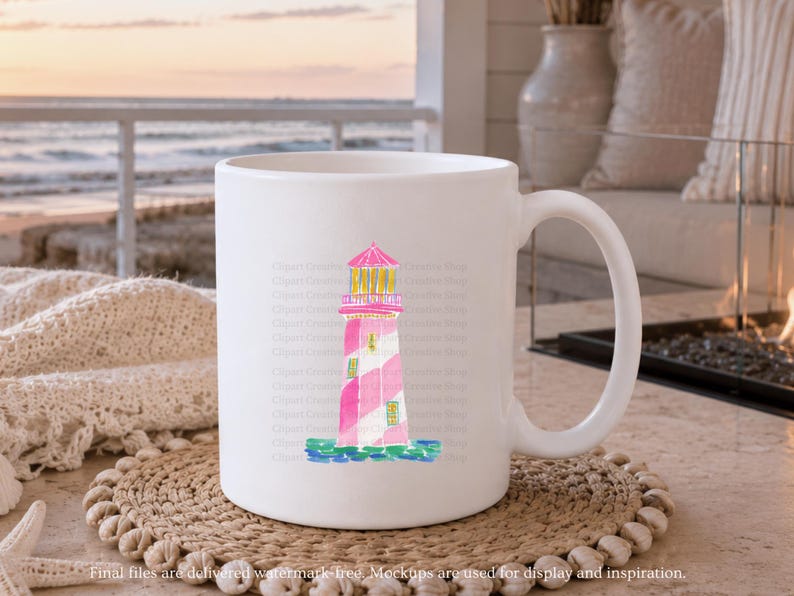 K&ouml;nnte beinhalten: Wei&szlig;e Keramiktasse mit einer Aquarellillustration eines rosa und wei&szlig; gestreiften Leuchtturms, rosa Dach und gelben Akzenten. Die Tasse steht auf einem gewebten Untersetzer. Der Hintergrund zeigt eine Strandszene.
