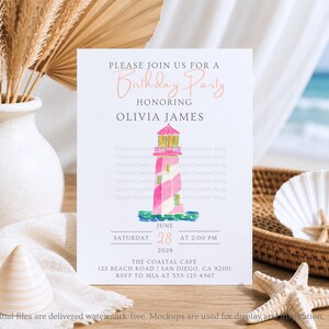 K&ouml;nnte beinhalten: Einladung zum Geburtstag mit einer Aquarellillustration eines rosa und wei&szlig;en Leuchtturms. Die Einladung enth&auml;lt den Text &bdquo;Bitte feiern Sie mit uns einen Geburtstag zu Ehren von Olivia James&ldquo; und Veranstaltungsdetails.