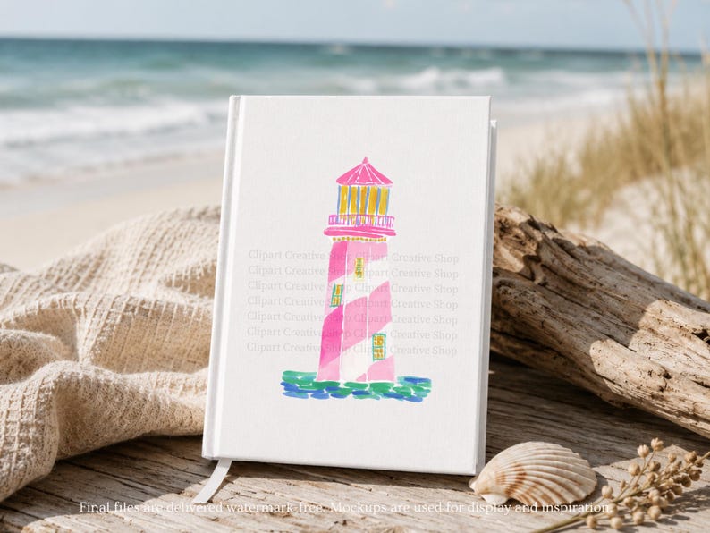 K&ouml;nnte beinhalten: Ein wei&szlig;es Notizbuch mit einer Aquarellillustration eines rosa und wei&szlig;en Leuchtturms. Der Leuchtturm hat eine gelbe Spitze und steht auf einer blau-gr&uuml;nen Basis. Der Hintergrund zeigt einen Strand und das Meer.