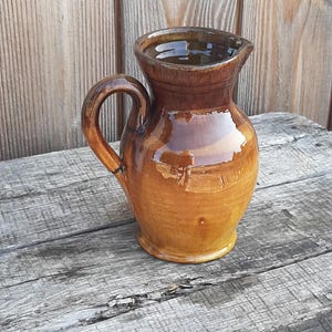 Brocca d'acqua antica francese in terracotta smaltata - Ceramica artistica Meyssac - Brocca artigianale color ocra