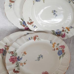 Antika Bernardaud desserttallrikar, Limoges porslin, Frankrike, dekorerade med små rosa blommor, antikt franskt porslin