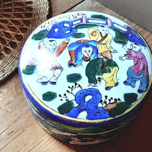 Vintage Chinese porcelain box for storing jewelry or serving as a pocket emptier.