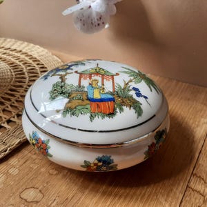 Grande bonbonnière en porcelaine de Limoges à décor chinois